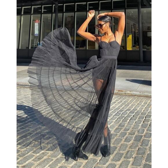 Alice + Olivia Dresses & Skirts - Alice + Olivia Deena Pleated Maxi Dress with Hot Pants Black Sz 6 Tulle Organza